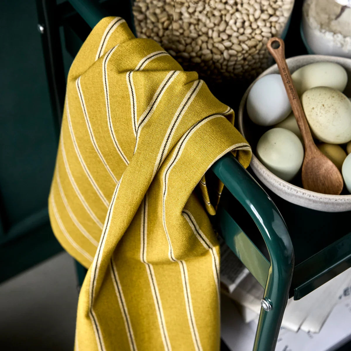 Forklæde, Sennepsgul