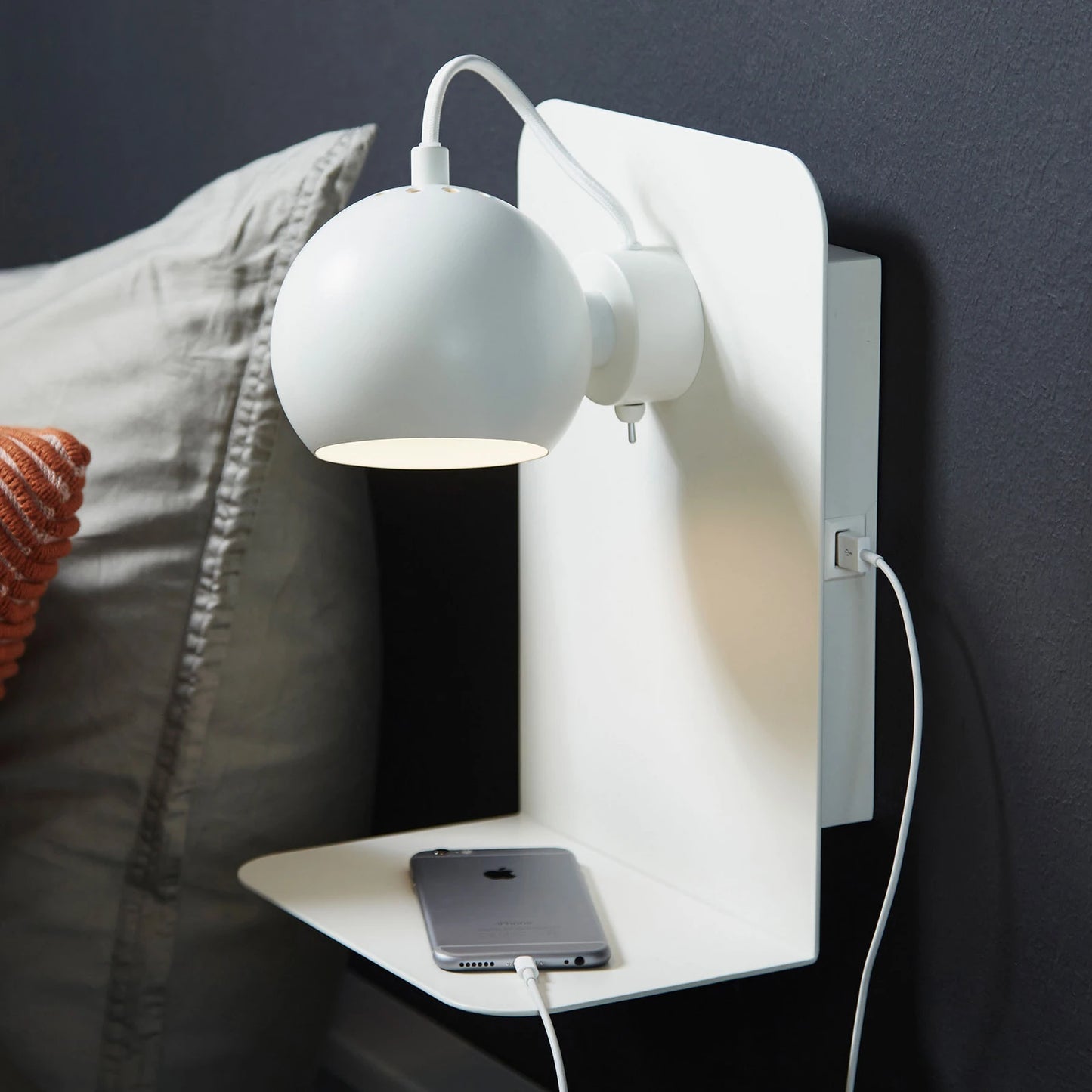 Ball Væglampe m/USB Mat Hvid