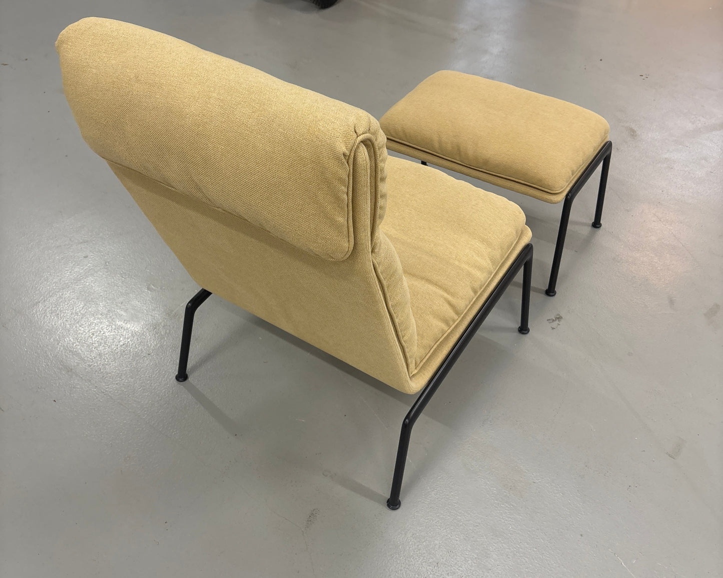 Muno LN16 Lounge Chair + Skammel
